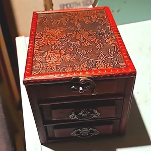 Jewelry box with mirror